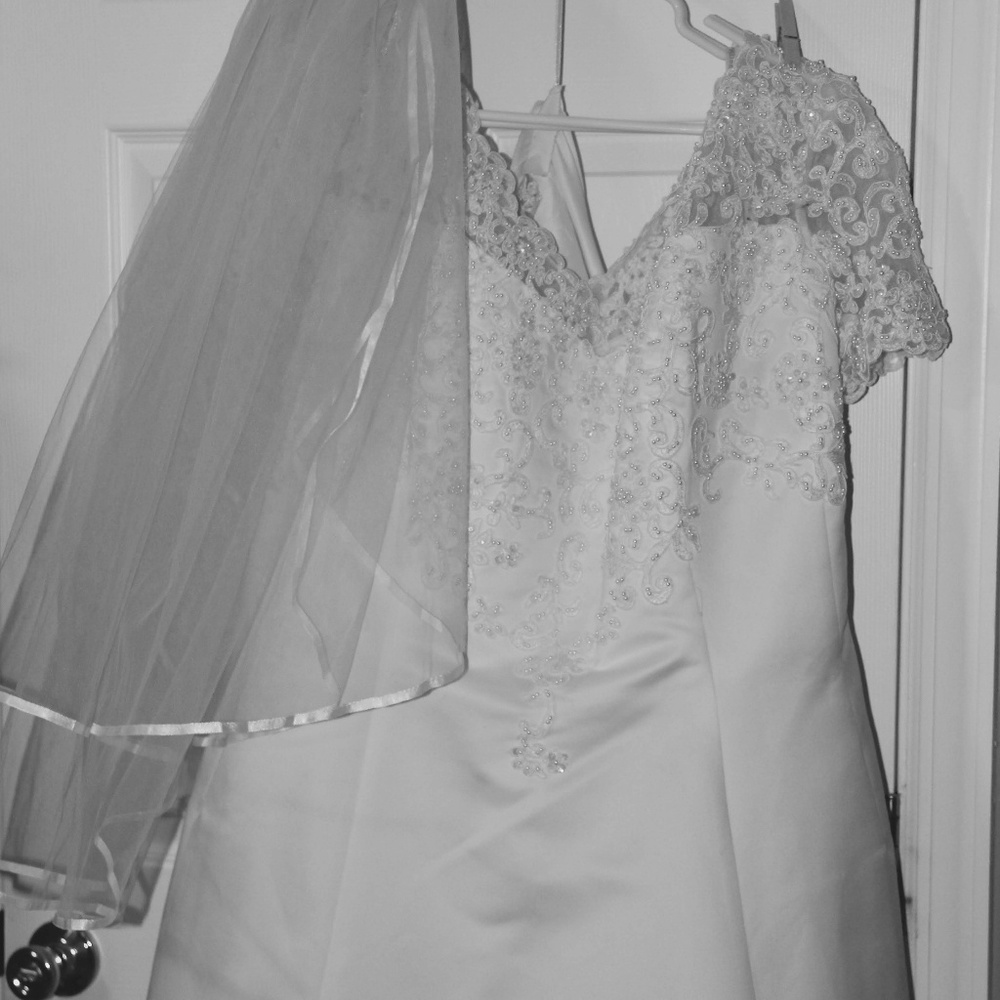Wedding gown - Picture 2 of 6